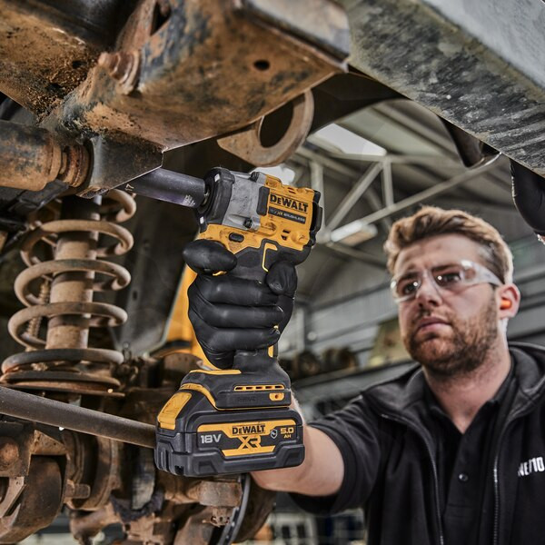 Ütvecsavarozó, akkus 18V 406 Nm 1/2" 2db 5.0Ah - DeWalt