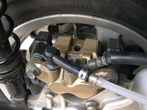 Féklégtelenítő kanna vákuumos-kétkörös kivitel motorkerékpárokhoz