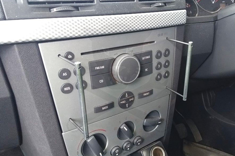 Rádiókiszerelő készlet Opel/Vauxhall 2 Din-es rádiókhoz 2 részes