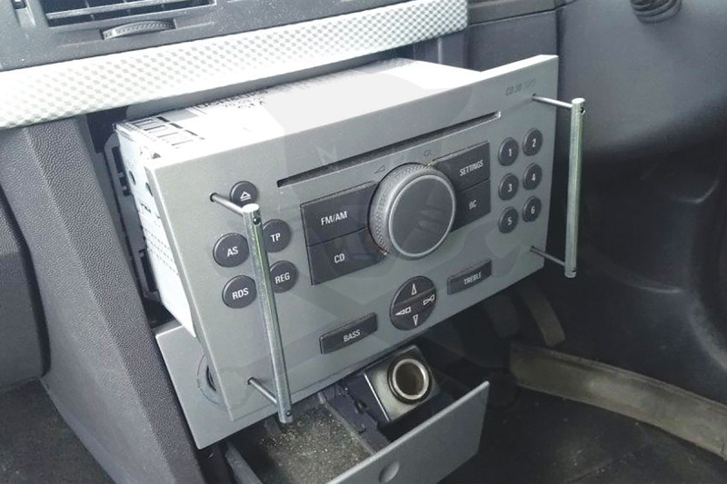 Rádiókiszerelő készlet Opel/Vauxhall 2 Din-es rádiókhoz 2 részes