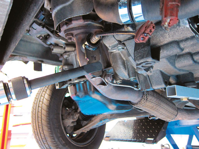 Vibro kalapácshoz lambdaszonda szerelő csuklós-vibrációs kulcs