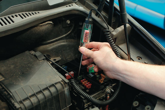 Feszültség teszter digitális - Zöld/Piros automata kijelző 6-12-24V