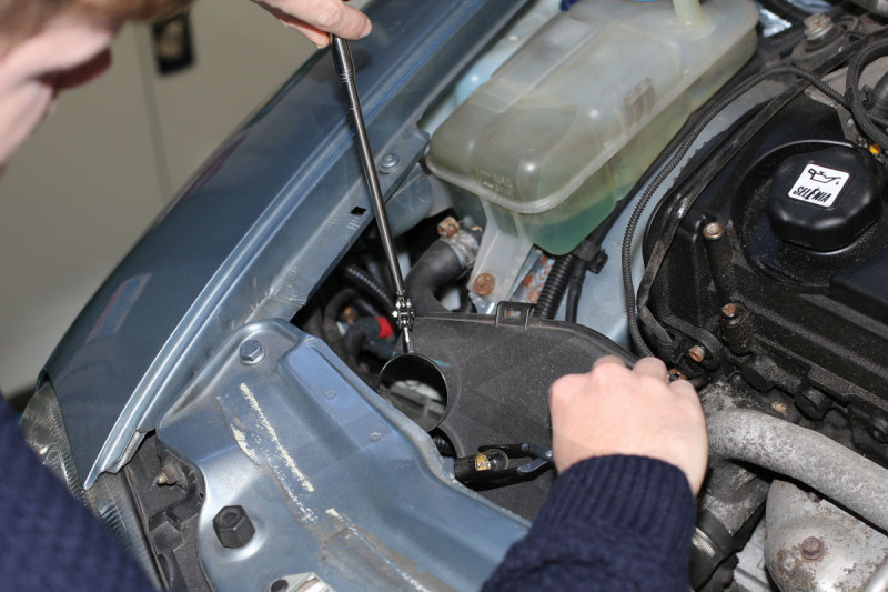 Speciális fogó járműizzók ki- és beszerelésére + teleszkóp tükör készlet