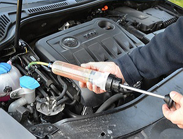 Olajbetöltő kézipumpa 200 ml-es fecskendő fékolajhoz és fagyállóhoz