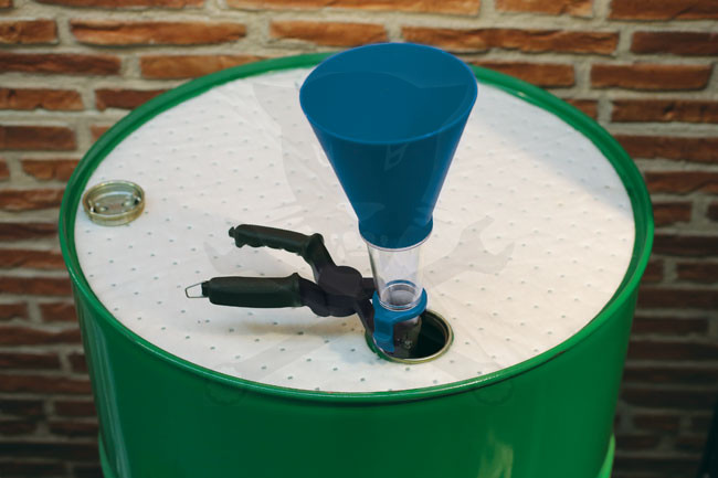 Tölcsér olajbetöltéshez speciális kézmentes, univerzális, 2 db-os