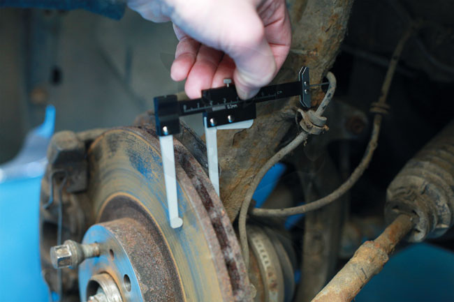 Féktárcsa vastagágmérő és Gumiabroncs mélységmérő 2:1-ben - Laser