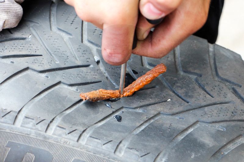 Köpenyjavító szál "kukac" Sealfix - személygépkocsikhoz - Barna