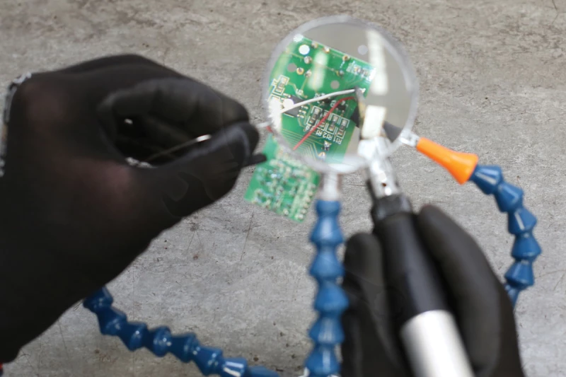 Forrasztó állvány csipeszekkel nagyítóval -mulifunkciós- Laser Tools