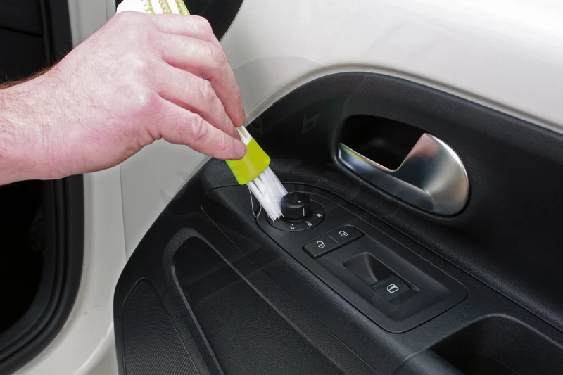 Duplafejű ecset utastér szellőzőrács tisztítására, stb.