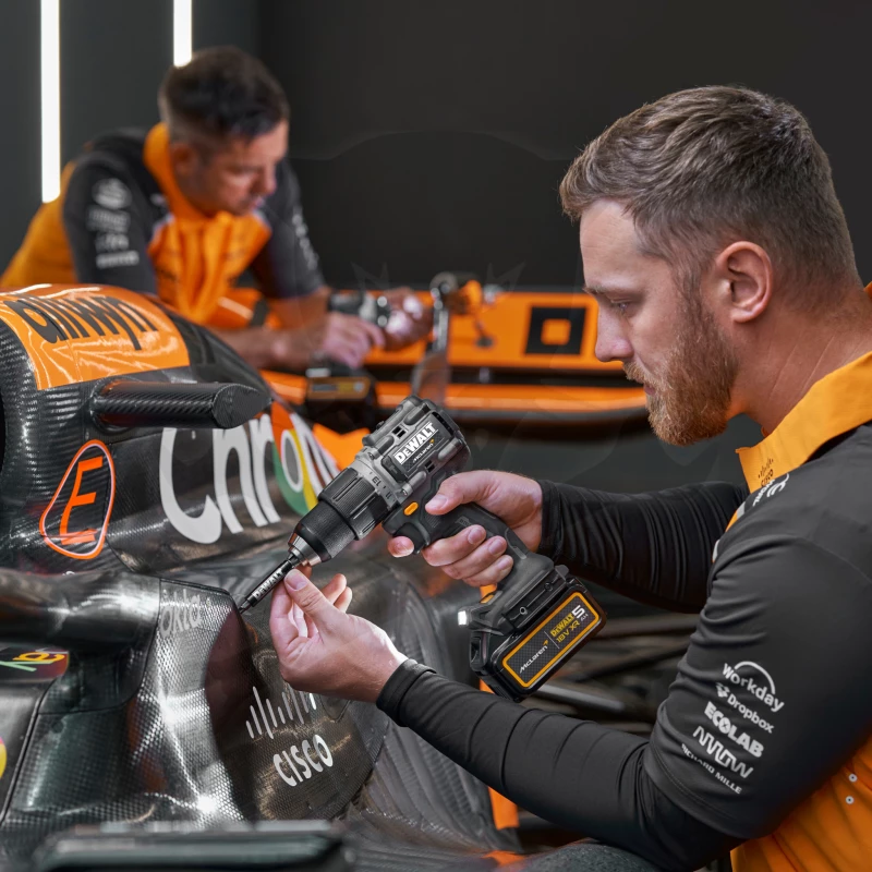 Ütvefúró-csavarbehajtó, akkus 18V 90 Nm 2x5.0Ah McLaren-DeWalt
