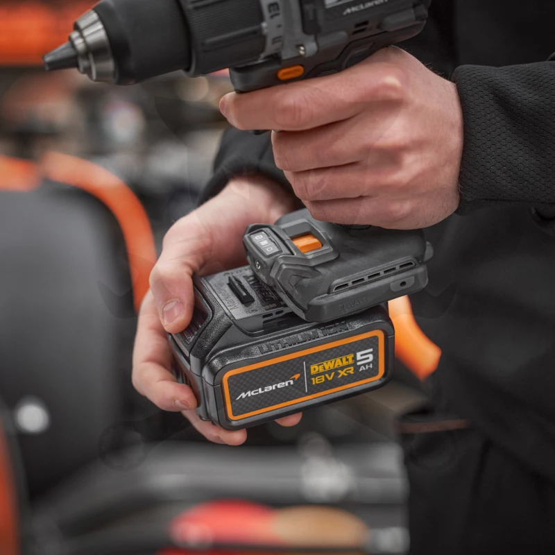 Ütvefúró-csavarbehajtó, akkus 18V 90 Nm 2x5.0Ah McLaren-DeWalt